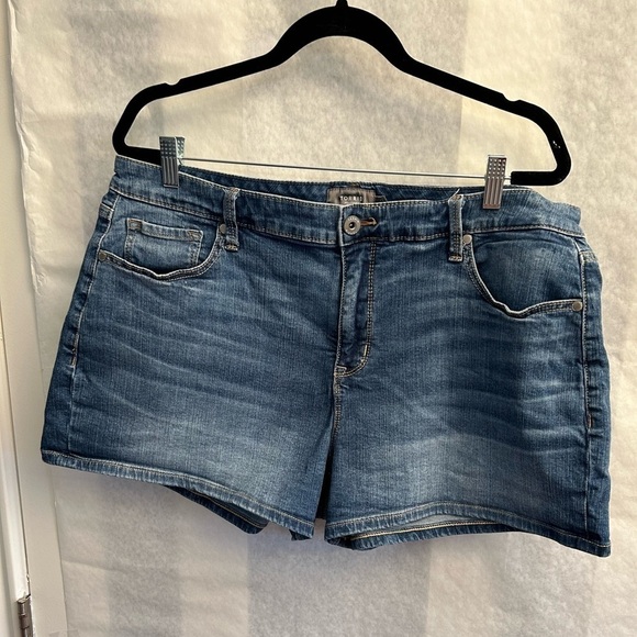 Torrid Feel The Fit Denim blue jean shorts Sz-18. A4 - Picture 3 of 9